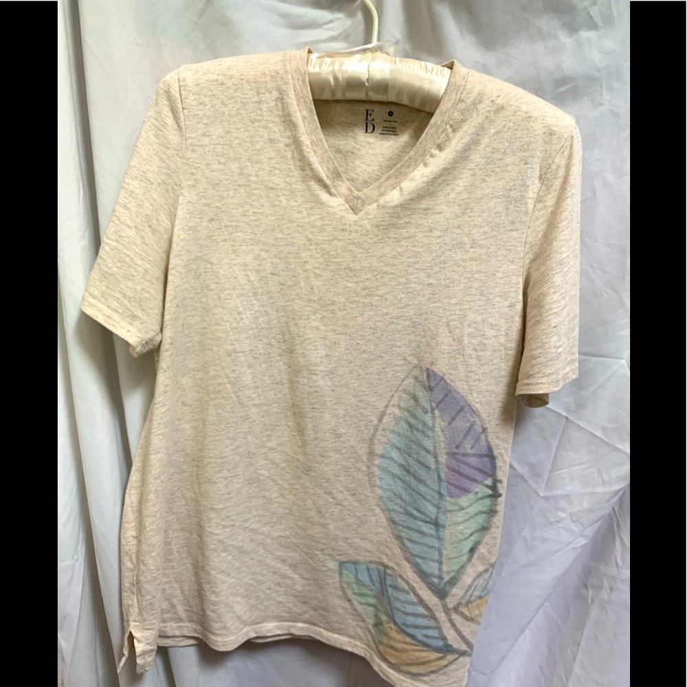 Ellen DeGeneres tshirt 100% cotton beige leaf, v-neck